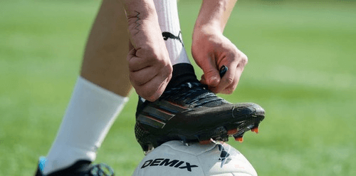 Ритуал шнуровки футбольных бутс